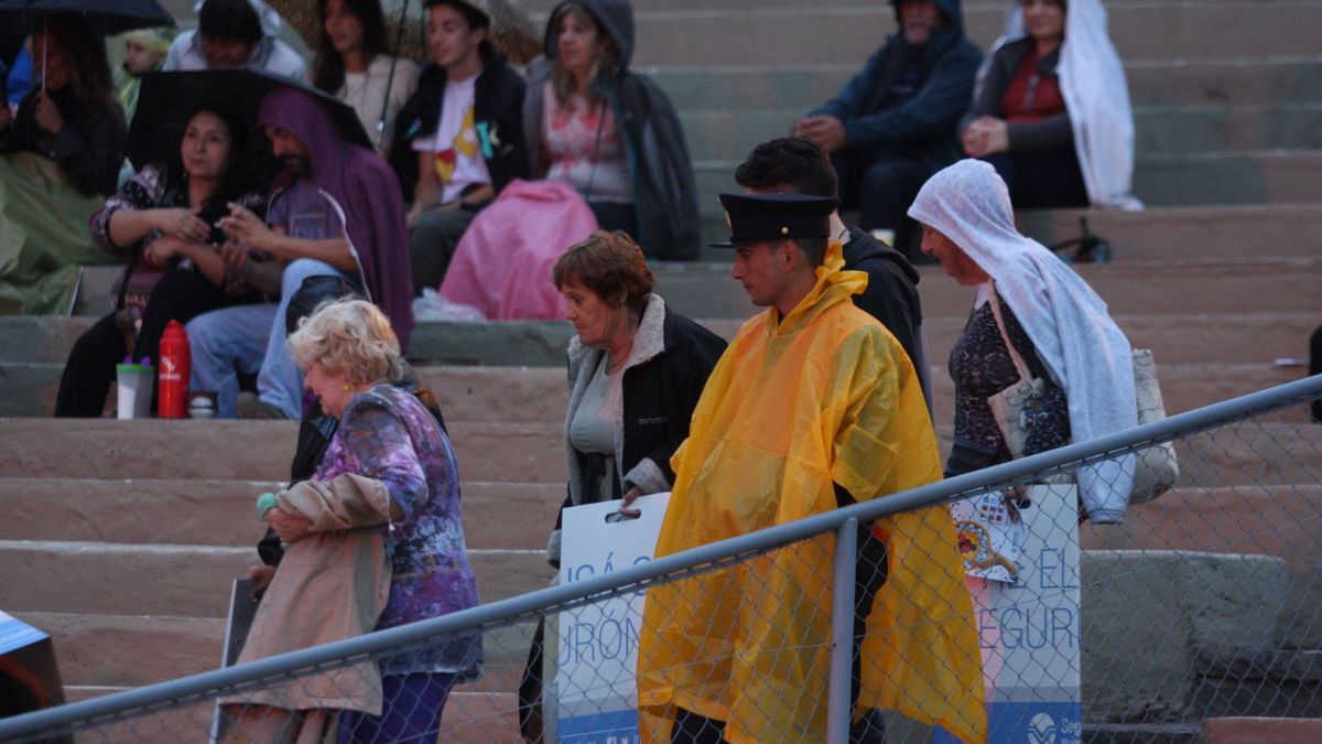 Ante el pronóstico del tiempo con lluvias para los actos de Vendimia, recomendaron llevar paraguas e impermeables. Ante el pronóstico del tiempo con lluvias para los actos de Vendimia, recomendaron llevar paraguas e impermeables.