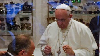 Enorme revuelo en Roma por la visita del papa Francisco a una óptica