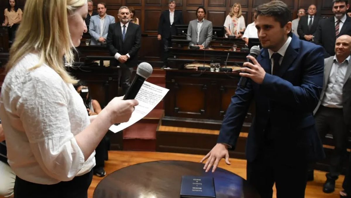 Lucas Faure, secretario legislativo de la Cámara de Senadores, es uno de los pilares del equipo de Hebe Casado. Lucas Faure, secretario legislativo de la Cámara de Senadores, es uno de los pilares del equipo de Hebe Casado.