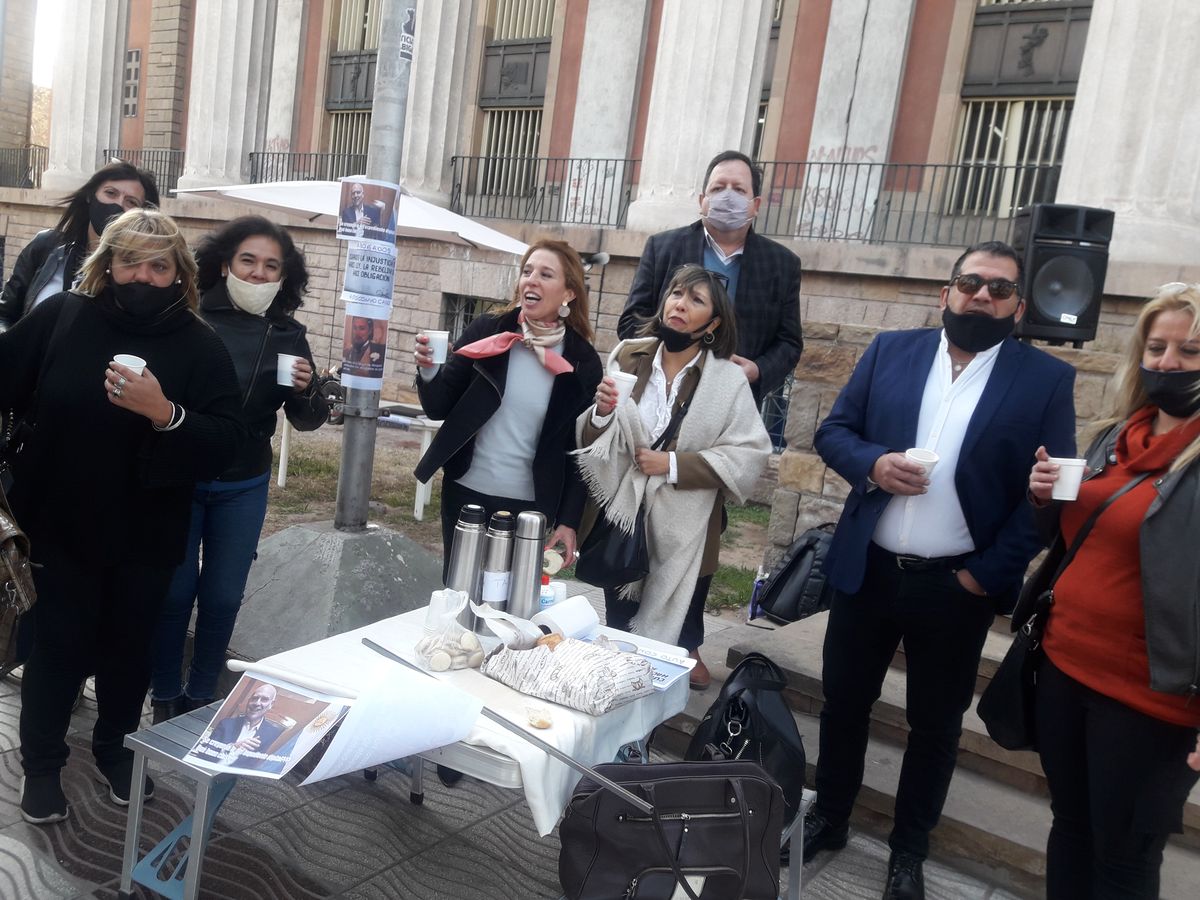 Abogados de Familia en la puerta de los tribunales en pleno reclamo.