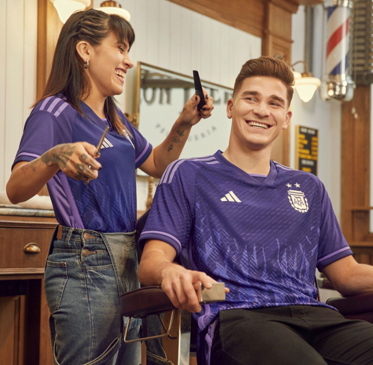 Julián Álvarez fue otro de los que mostró la nueva camiseta