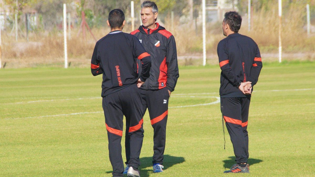 Juan Manuel Sara, entrenador del Deportivo Maipú, planifica la seguna parte del torneo de la Primera Nacional.