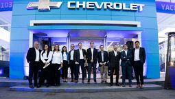 Las autoridades de Chevrolet Mendoza y a nivel nacional acompañados por el equipo de Yacopini Motors.