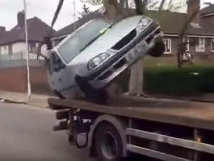 Intenta sacar su auto de la grúa y todo sale mal