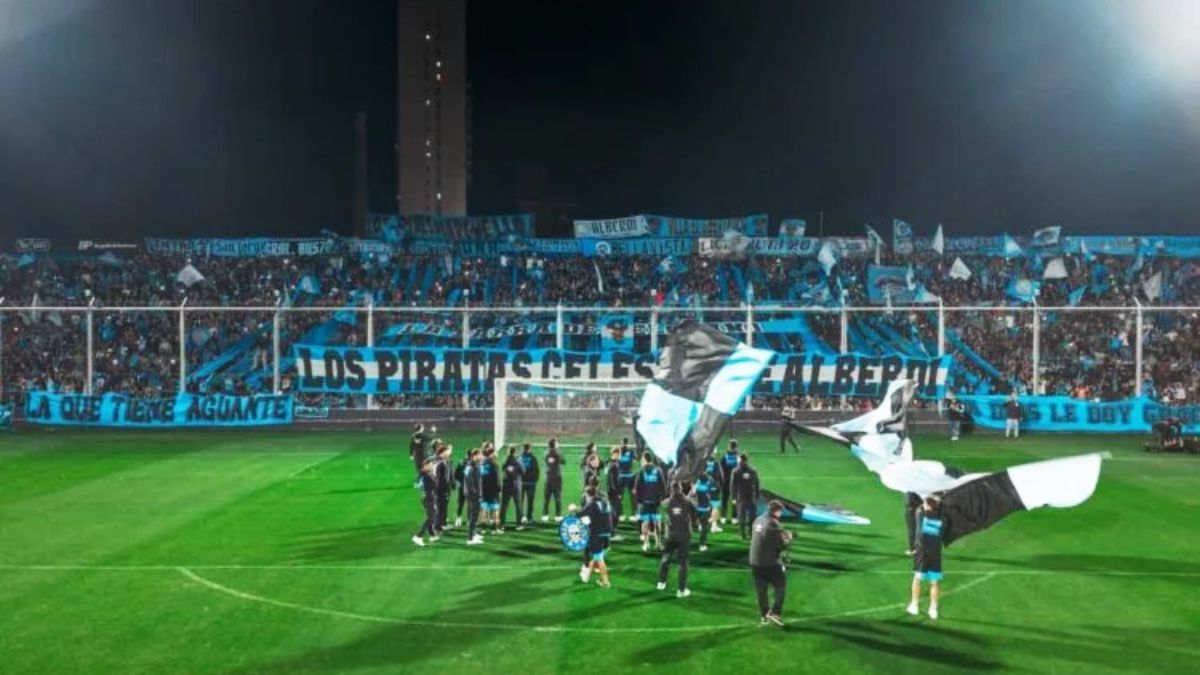 Rompiendo récords. Más de 30 hinchas de Belgrano de Córdoba hicieron una banderazo para apoyar al Pirata antes de la final del Torneo Apertura contra River Plate.