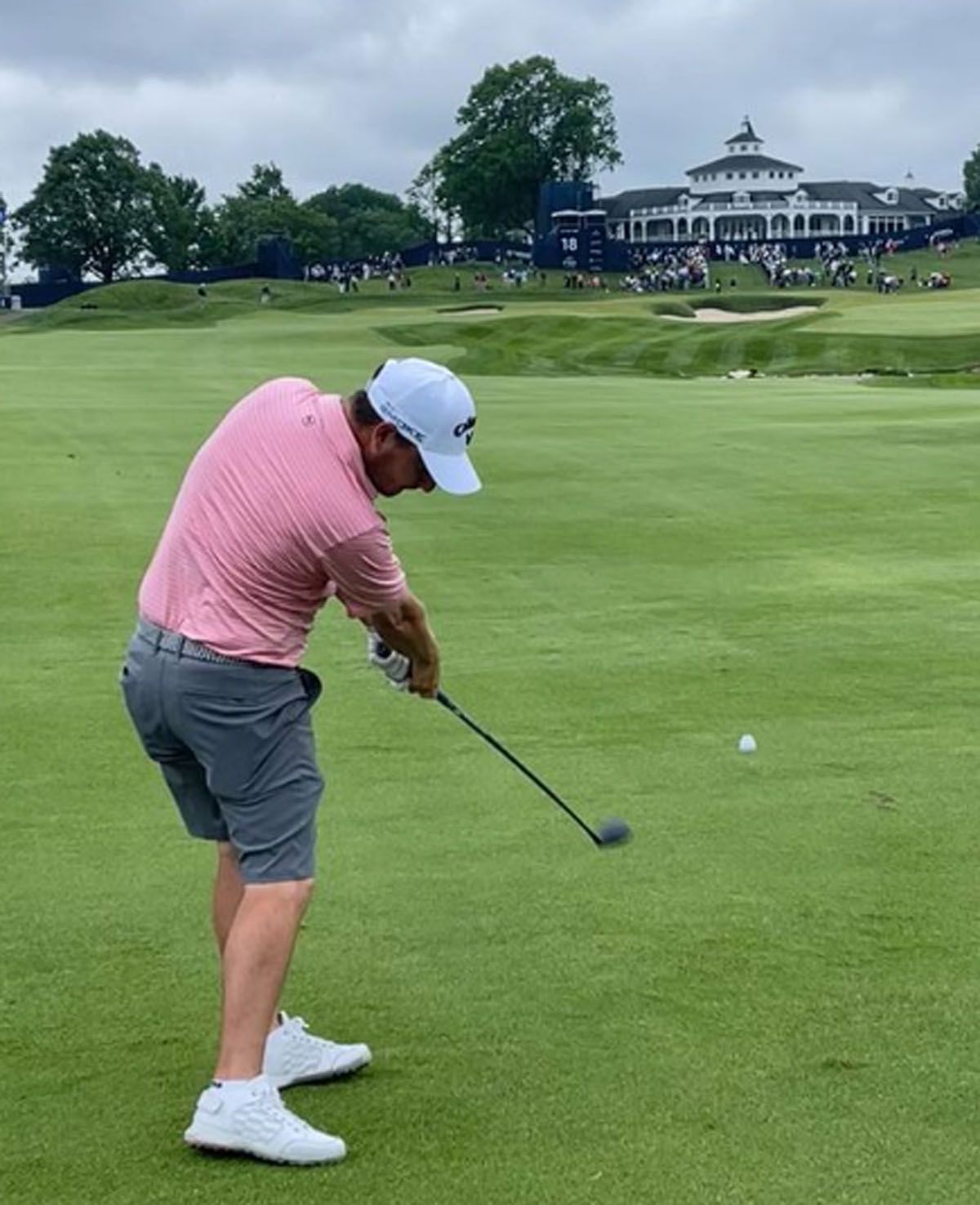 Emiliano Grillo con el fondo del club house de Valhalla donde jugará el PGA Championship. Emiliano Grillo con el fondo del club house de Valhalla donde jugará el PGA Championship.
