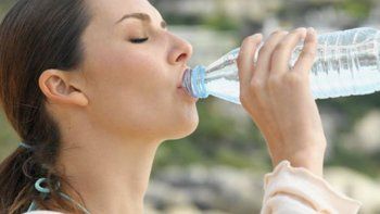 ¿Por qué no debes beber de la botella o del envase?