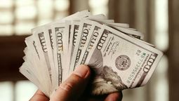 El dólar, tanto en su versión oficial como el blue, volvió a tener una baja este miércoles 6 de agosto