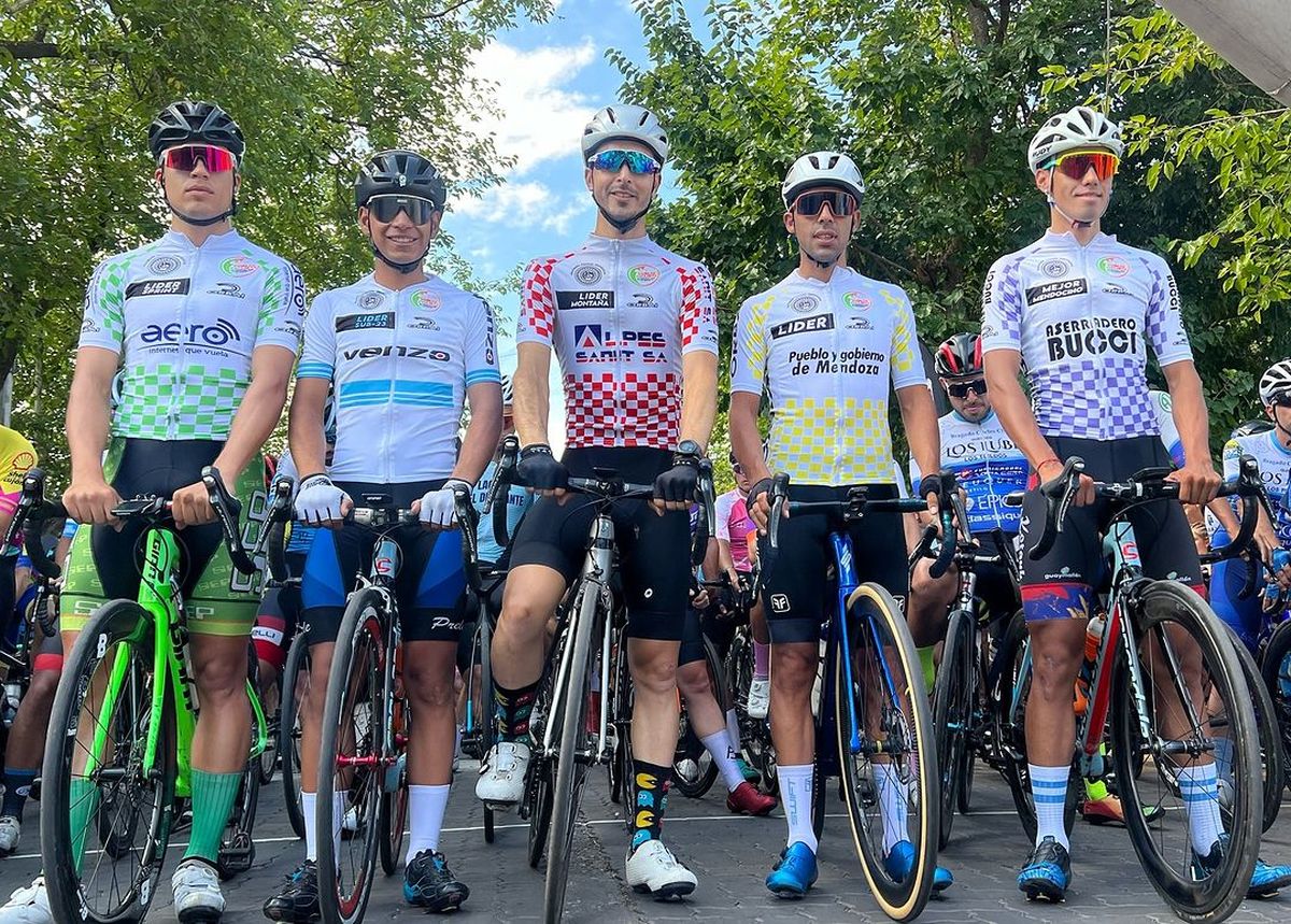 Laureano Rosas y los líderes de cada categoría de la Vuelta de Mendoza 2024 antes de largar la etapa final