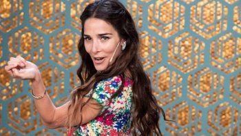 Juana Viale meneó las caderas y se subió el vestido para mostrar sus piernas