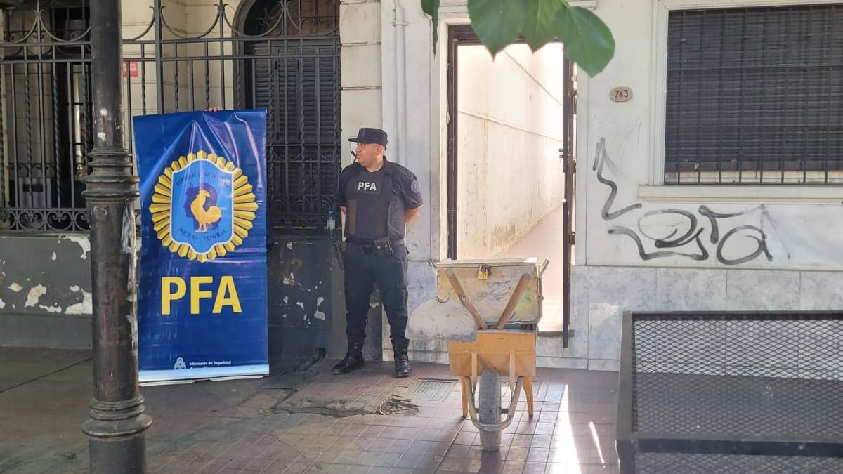 La Policía Federal hizo un allanamiento en una casa abandonada de Capital y detuvieron a siete personas por posible venta de drogas. Foto: Gentileza