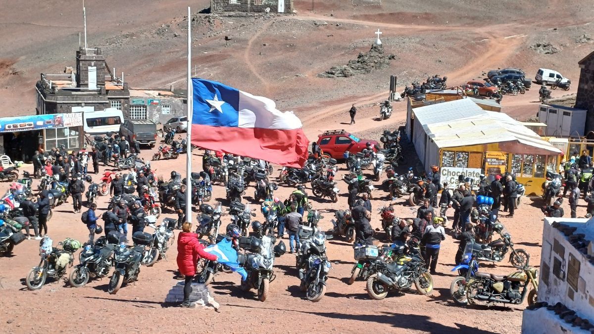 En uno de los encuentros, Chile estaba de duelo por los incendios. Bandera a media asta en la cumbre. En uno de los encuentros, Chile estaba de duelo por los incendios. Bandera a media asta en la cumbre.