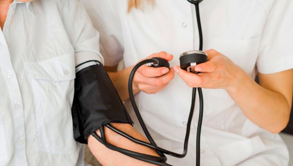 Ni pesas, ni bandas elásticas: el ejercicio ideal para que los adultos mayores controlen la hipertensión