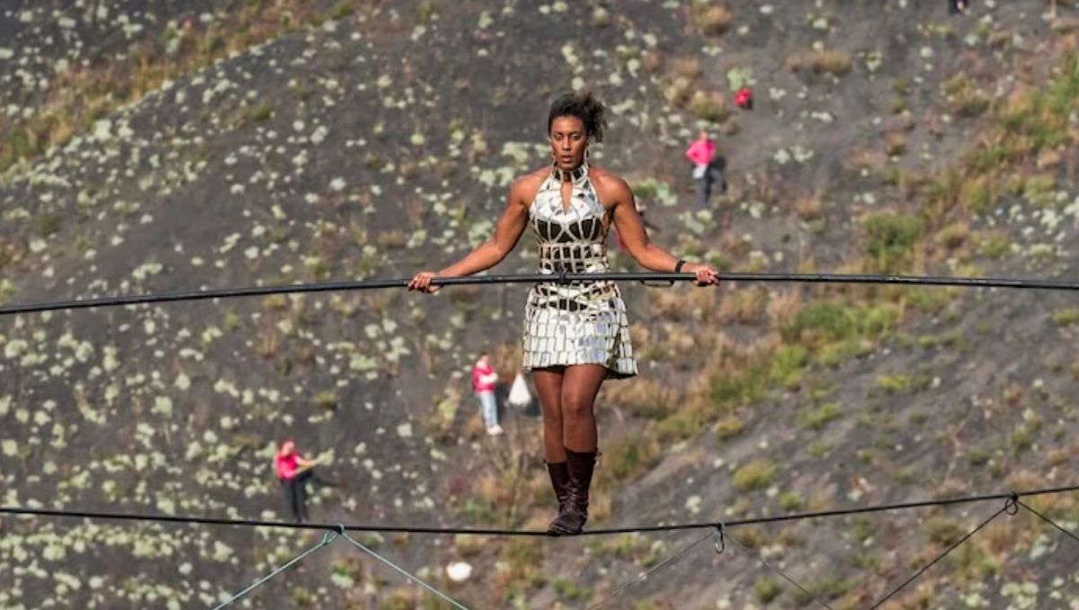 Una equilibrista cruzó 400 metros de colina a 80 metros de altura sin arnés: el video