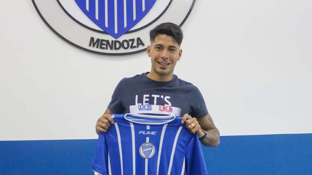 El Indio Roberto Nicolás Fernández firmó su contrato y posó con la camiseta de Godoy Cruz.