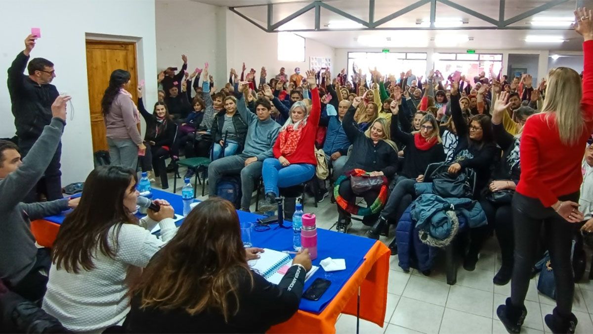 Las y los trabajadores de la educación votaron por unanimidad el paro de dos días durante la asamblea de delegados del SUTE en San Rafael.