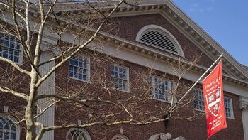 Harvard desafía a Donald Trump en la corte