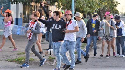 Desde el gobierno escolar, pidieron a los padres que contengan a sus hijos y les expliquen los peligros de festejar el último primer día en este contexto de pandemia.