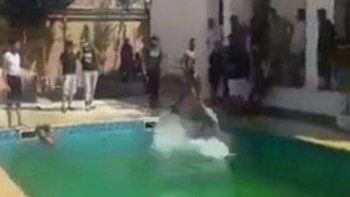 Video: Islamistas libios tomaron parte de la embajada de EEUU y lo celebraron en la pileta