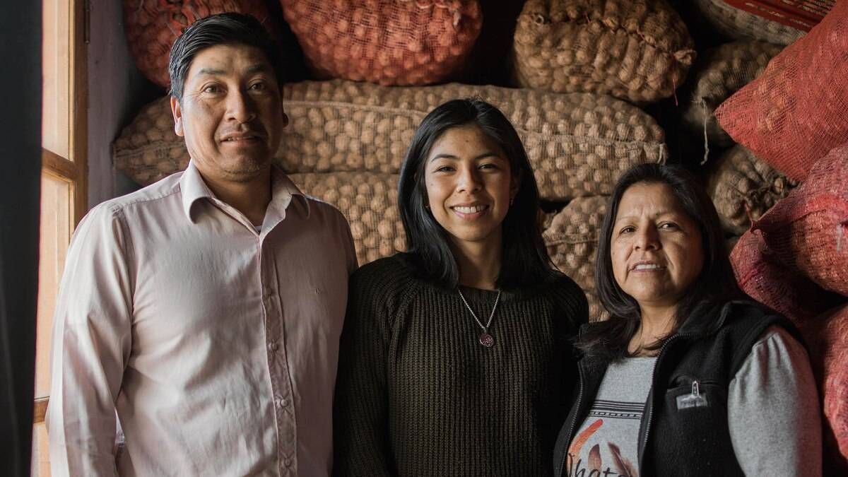 Junto a sus padres, con los que se muestra agradecida. Junto a sus padres, con los que se muestra agradecida.