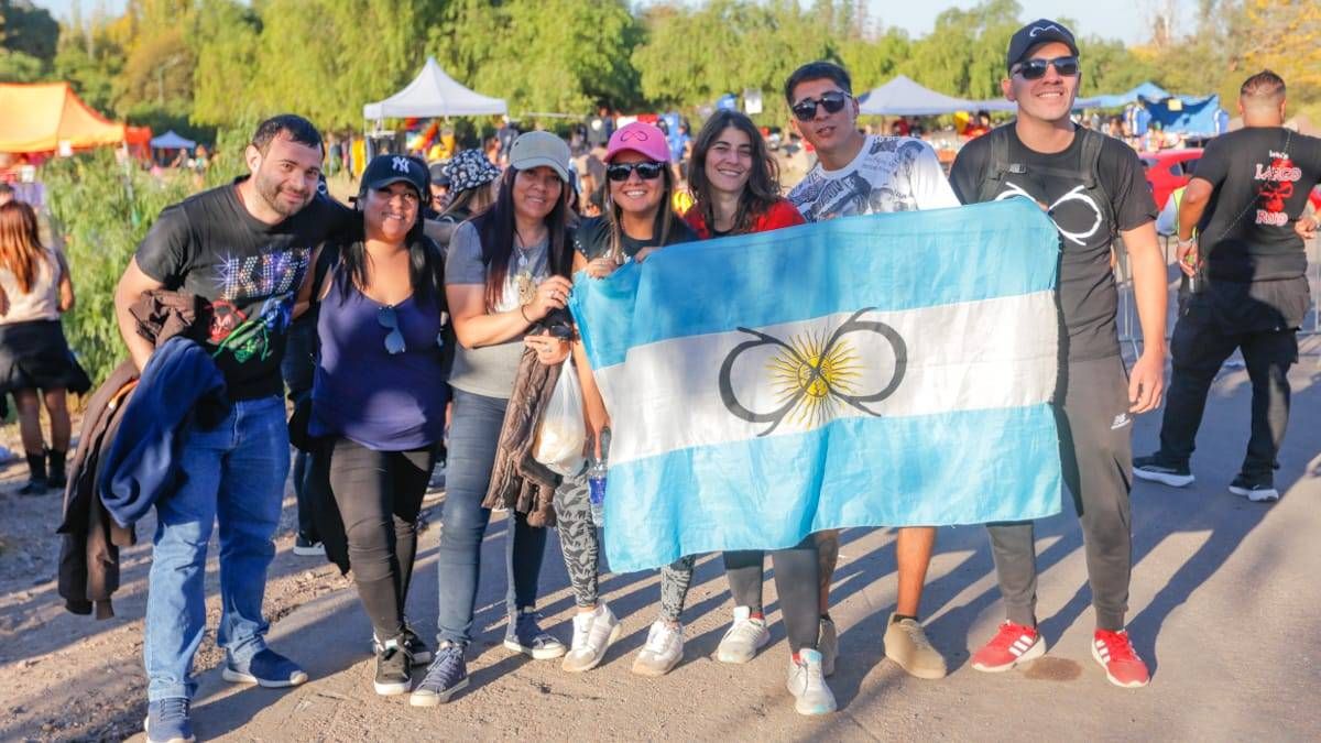 Desde Buenos Aires llegaron muchísimos micros. Desde Buenos Aires llegaron muchísimos micros.