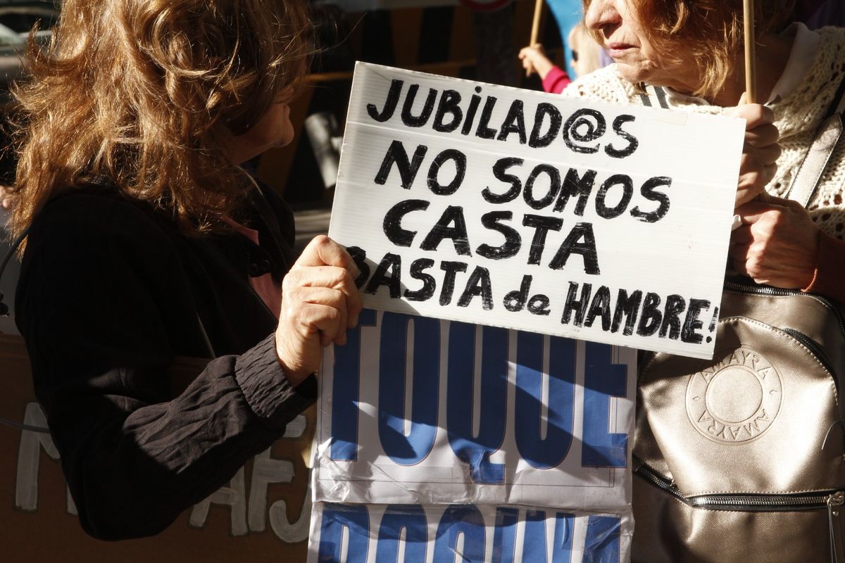 "Jubilados no somos casta", dice el cartel que porta la señora. "Jubilados no somos casta", dice el cartel que porta la señora.