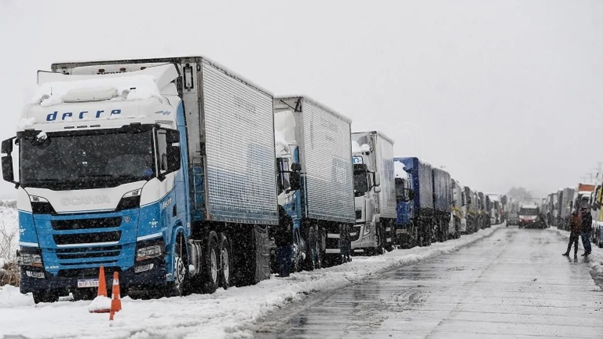 Este año volvieron a verse colas de camiones esperando para cruzar a Chile. 