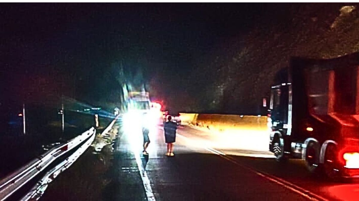Una imagen tomada por un pasajero en total oscuridad y en la mitad de la ruta, muestra cómo los pasajeros tenían que hacer señas para ser vistos por otros conductores. Una imagen tomada por un pasajero en total oscuridad y en la mitad de la ruta, muestra cómo los pasajeros tenían que hacer señas para ser vistos por otros conductores.