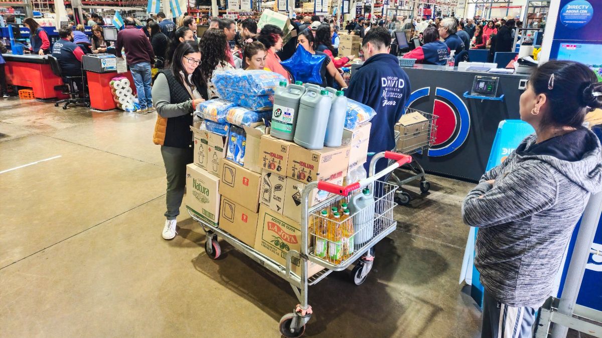 Los chilenos compran de todo en los mayoristas y supermercados de Mendoza. Algunos incluso viajan una vez al mes.