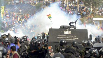 El gobierno autoproclamado de Bolivia negocia para que La Paz no quede aislada