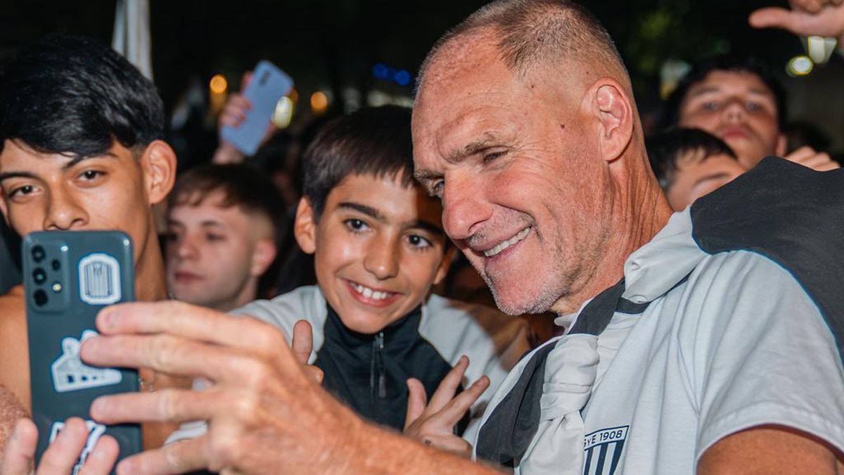Los hinchas de Gimnasia y Esgrima realizaron un banderazo.
