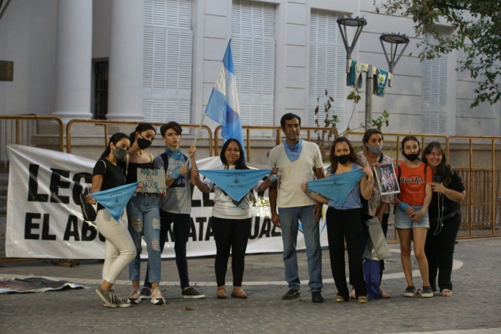Grupos provida también se manifestaron en Mendoza en rechazo al proyecto del aborto.