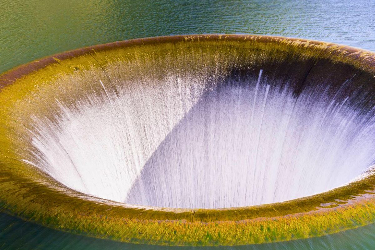 ¿Qué objeto puede contener agua teniendo un agujero? ¿Qué objeto puede contener agua teniendo un agujero?