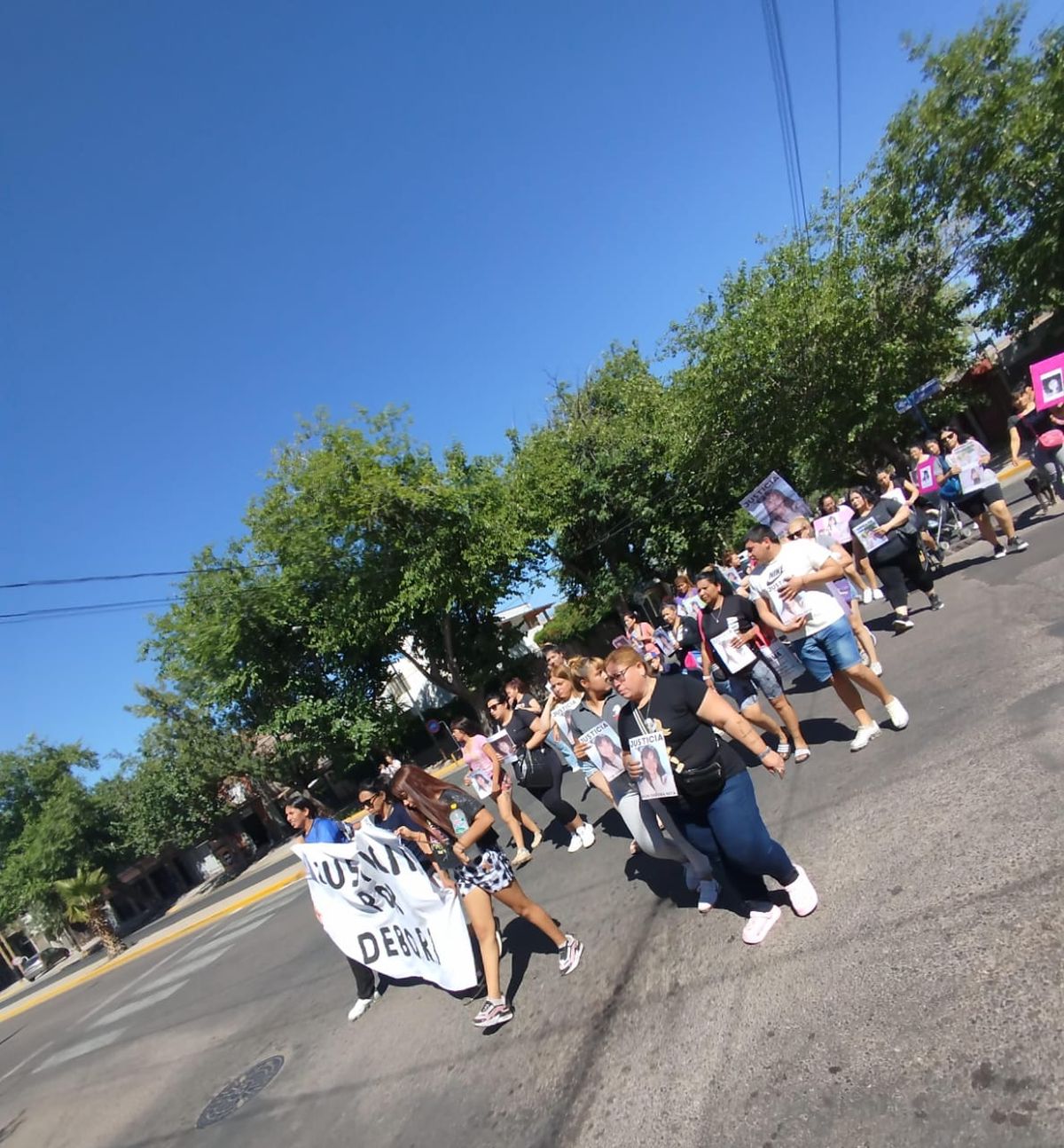 Familiares y amigos de Débora marcharon desde Pedro Molina y Avellaneda hasta el control del 500, la empresa de colectivo donde viajaba la mujer que murió. Familiares y amigos de Débora marcharon desde Pedro Molina y Avellaneda hasta el control del 500, la empresa de colectivo donde viajaba la mujer que murió.