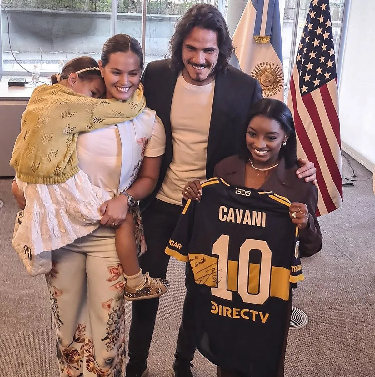 Edinson Cavani, lesionado en Boca, estuvo en la presentación de la gimnasta Simone Biles en Buenos Aires.