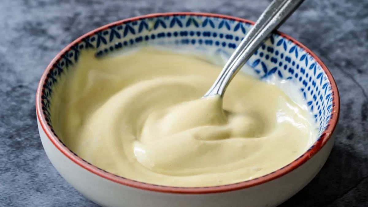 Lo bueno de esta receta de mayonesa de ajo casera, es que todo el mundo la puede preparar, ya que tiene pasos de elaboración muy simples. Lo bueno de esta receta de mayonesa de ajo casera, es que todo el mundo la puede preparar, ya que tiene pasos de elaboración muy simples.