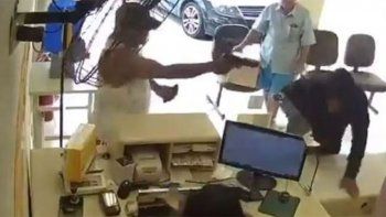 Video: un hombre acribilló en la cara a un asaltante y desató el debate en las redes