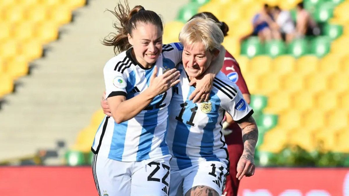 La mendocina Estefanía Banini celebra junto a la goleadora de la Selección argentina femenina
