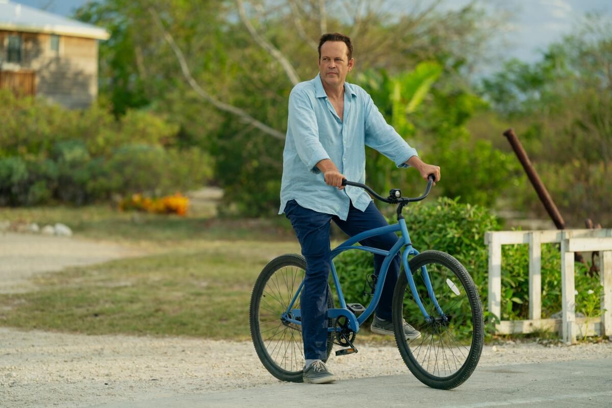 En la serie Vince Vaughn encarna a un exdetective tan desastroso como perspicaz.