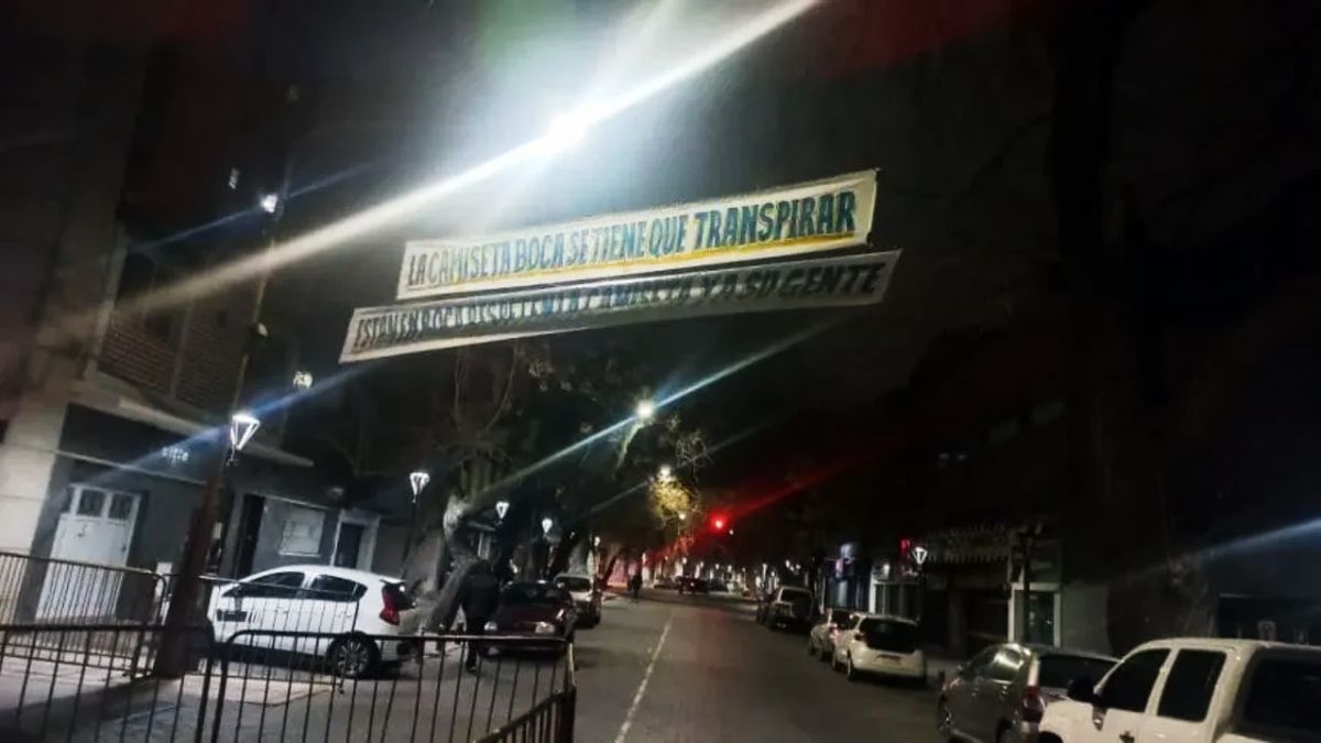 Estos son los pasacalles que colocaron en la madrugada los hinchas de Boca, condicionando a sus jugadores en la previa al partido con Independiente Rivadavia