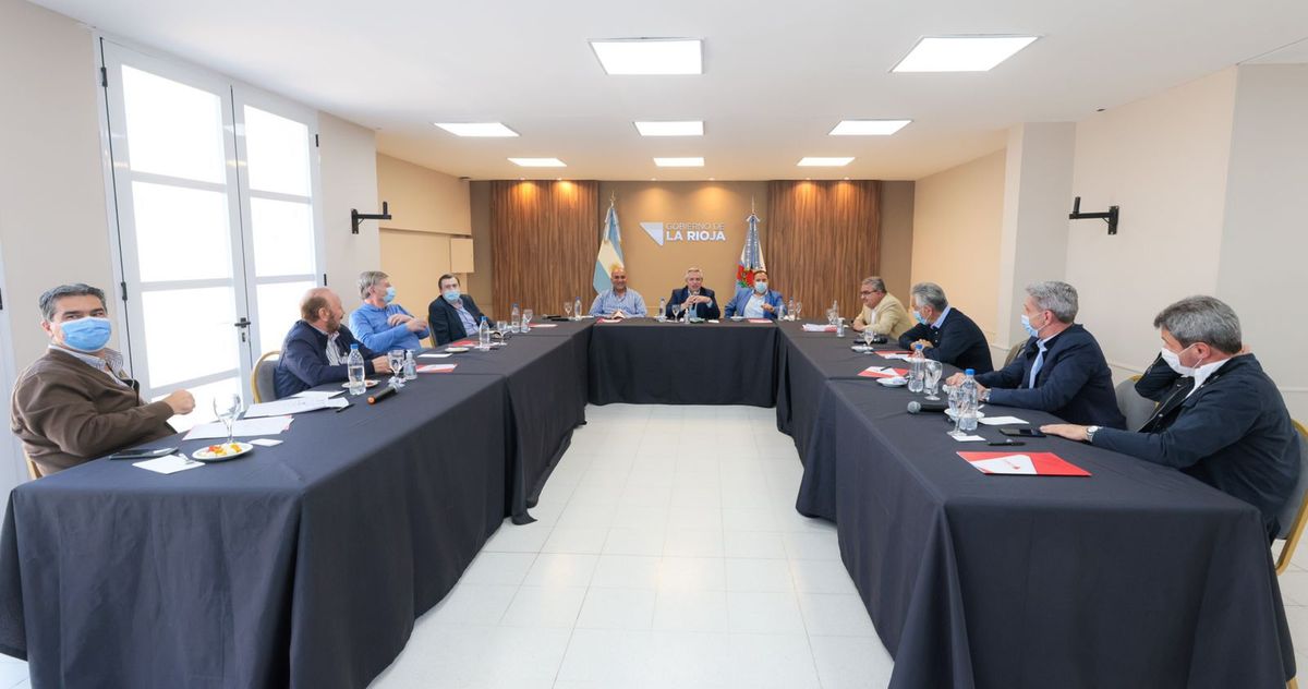 Alberto Fernández reunido con gobernadores del PJ en La Rioja.