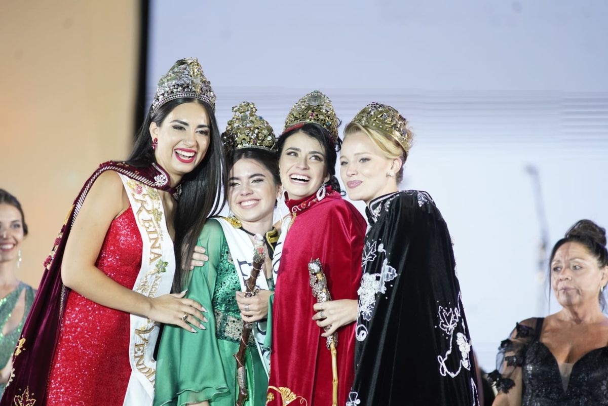 Las nuevas soberanas nacionales de la Vendimia, Ana Laura Verde y Gemina Navarro, junto a las reinas salientes Natasha Sánchez y Giuliana Pilot.