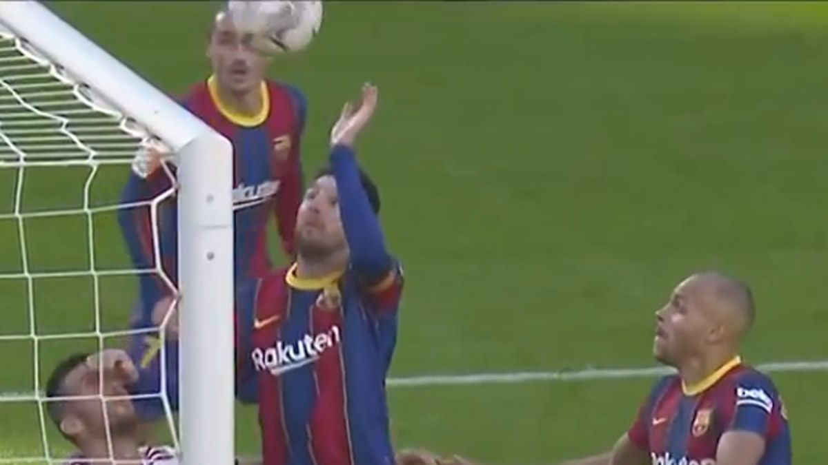 Messi intentó la Mano de Dios de Maradona