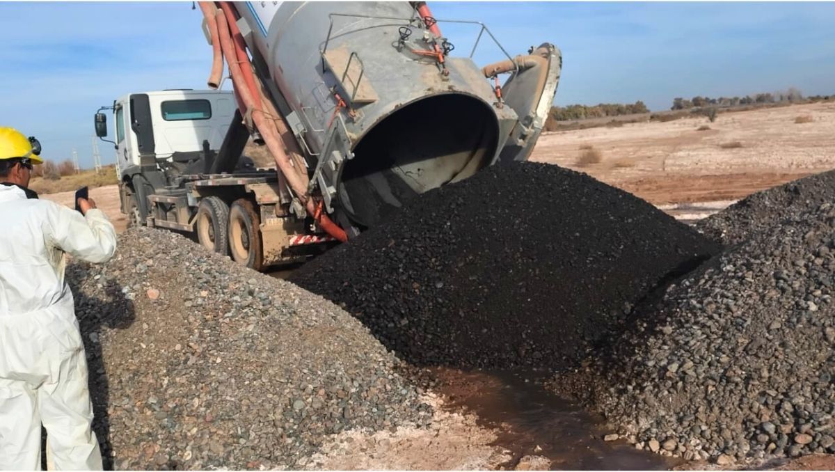 Trabajos de limpieza que lleva a cabo AYSAM a través de una empresa brasileña. Por esto colapsaron las cloacas en Guaymallén.