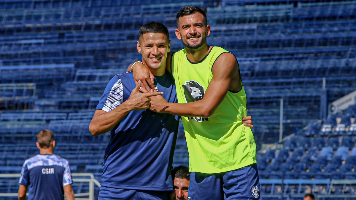 Alex Arce abraza a Victorio Ramis. El plantel de Independiente Rivadavia se entrenó en el Gargantini. Alex Arce abraza a Victorio Ramis. El plantel de Independiente Rivadavia se entrenó en el Gargantini.