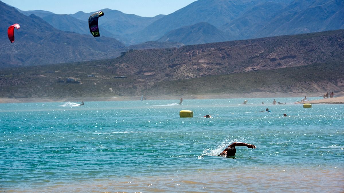 En la costa sur del perilago de Potrerillos funciona desde hace años la Asociación Mendocina de Kitesurf que reclama que se le asegure la permanencia en esa zona en la que ellos hicieron mejoras y apostaron un parador. En la costa sur del perilago de Potrerillos funciona desde hace años la Asociación Mendocina de Kitesurf que reclama que se le asegure la permanencia en esa zona en la que ellos hicieron mejoras y apostaron un parador.