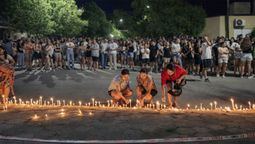 Familiares, amigos y conocidos del alumno asesinado por otro en una escuela de Santa Fe, están muy consternados por lo sucedido. Familiares, amigos y conocidos del alumno asesinado por otro en una escuela de Santa Fe, están muy consternados por lo sucedido.