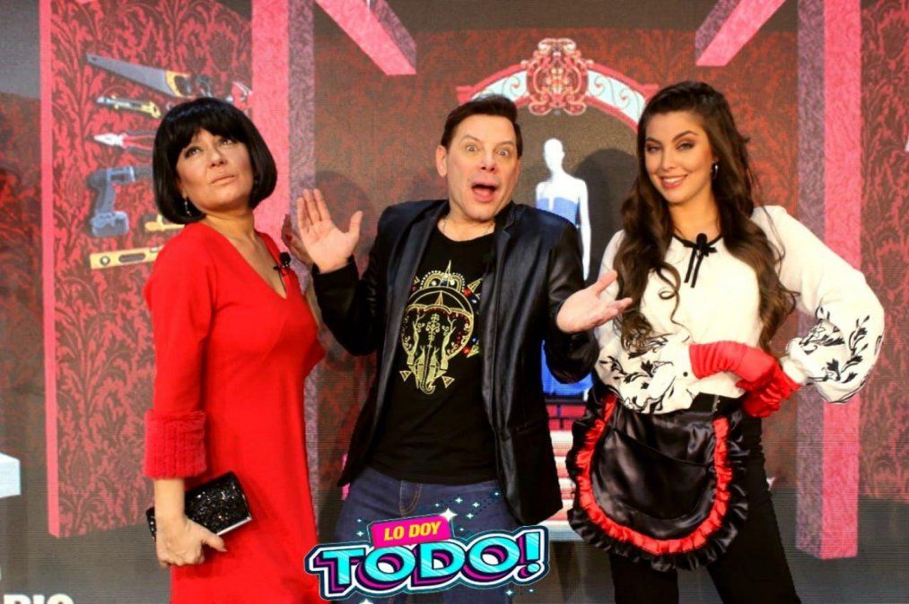 Gabriel Canci flanqueado por Jessica Lazo y Jessica Torrijos.