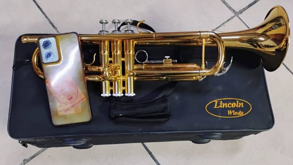 El dueño de la trompeta identificó al instrumento en una publicación de Facebook y así pudo engañar a quien supuestamente se la robó. El dueño de la trompeta identificó al instrumento en una publicación de Facebook y así pudo engañar a quien supuestamente se la robó.