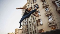 Acertijo para genios: un hombre salta desde un piso 20 y no le pasa nada ¿cómo es posible?